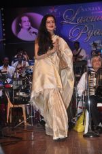 Rekha at Laxmikant Pyarelal nite in Mum on 27th April 2012 (63).JPG